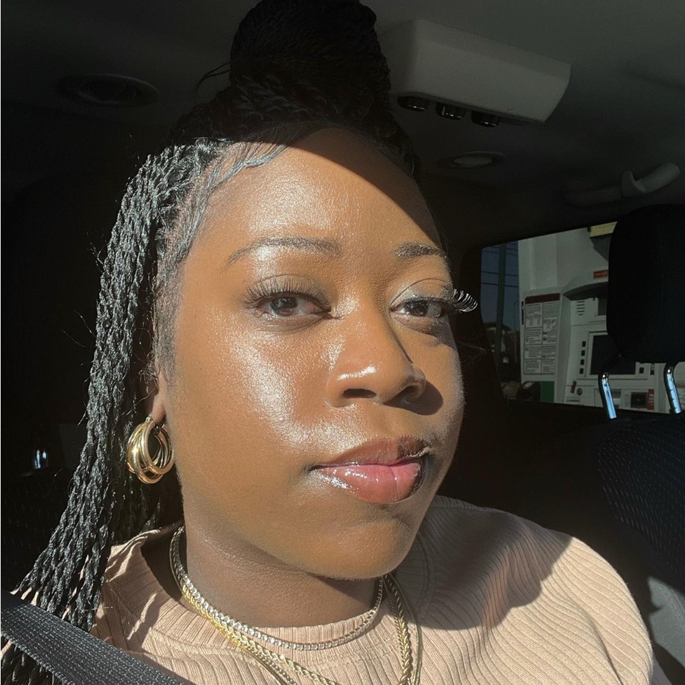 Meet your Posher, Alexis